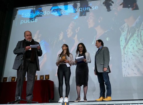 A. Garcia Ferrer legge la motivazione del Premio Speciale della Giuria Ufficiale per "Estoy todo lo iguana que se puede" di Julián Robles